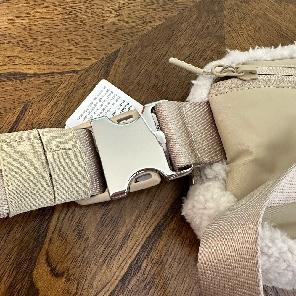 NWT Lululemon Everywhere Belt Bag Fleece 1L Ivory/Trench - Picture 6 of 11